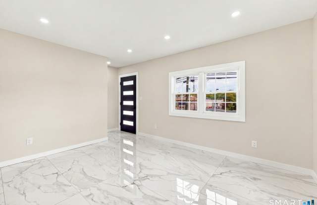 678 Farmington Avenue Gallery 4