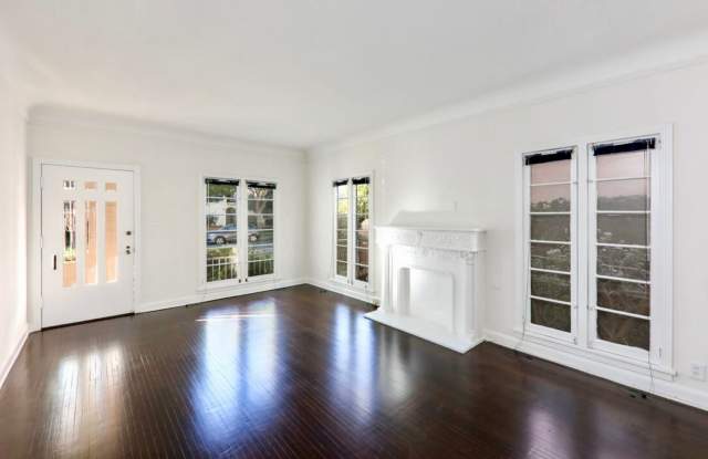 132 N La Peer photos photos