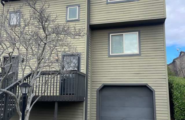 Two Bedroom Townhome in Green Hills - 213 Summit Ridge Drive, Nashville, TN 37215