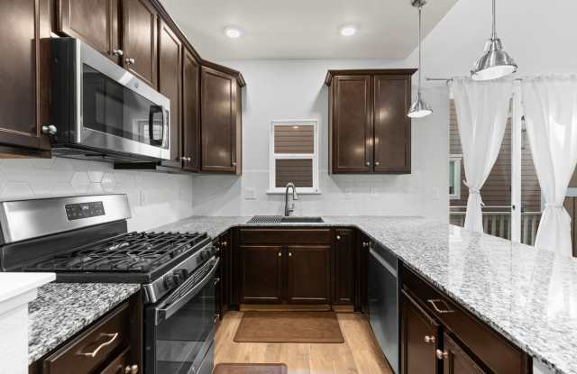 Light-Filled 4-Bd/4.5-Bath Townhome in Desirable Englewood! Available NOW! Gallery 1