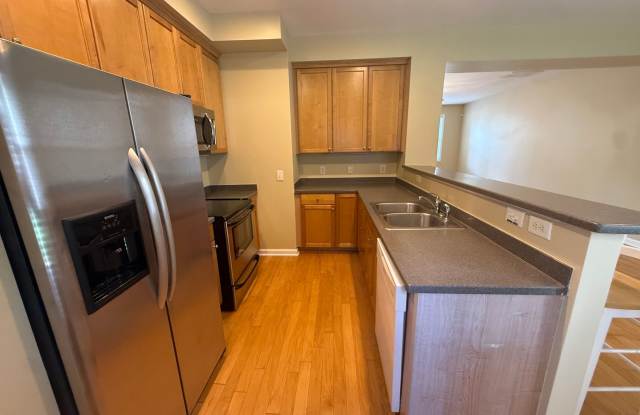 Spacious 3 bedroom 2.5 bath end unit townhome! Gallery 4