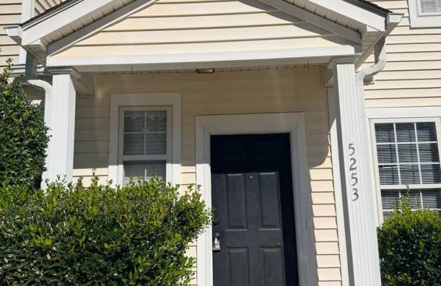 Spacious 3 Bed / 3 Bath Townhome in Northeast Raleigh – Washer & Dryer Included Gallery 1