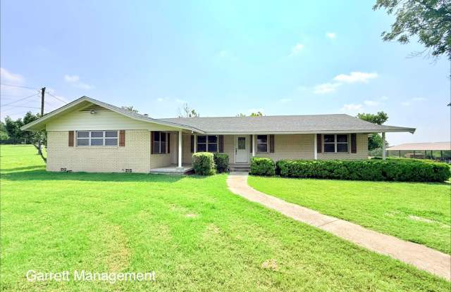 Spacious 4-Bedroom Home in Lampasas – Room to Live, Work & Play! photos photos