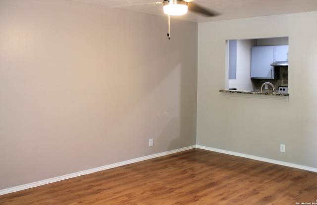 9226 ENCINO VLG Gallery 2