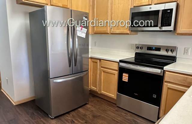 Maple Grove End Unit, 2 Car Garage, Washer/Dryer, Dishwasher Gallery 3