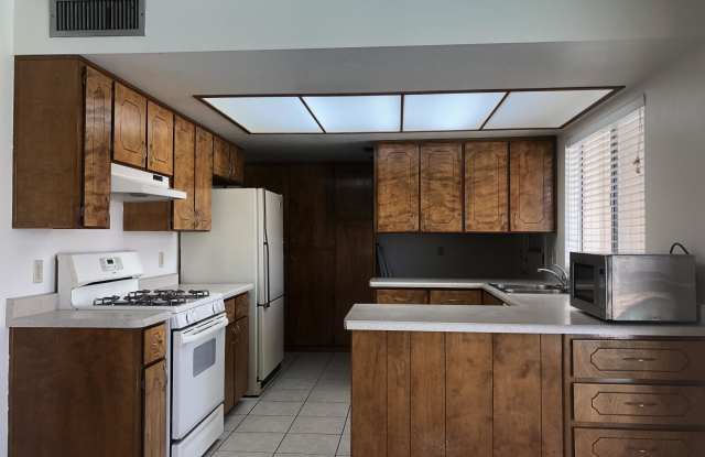 1219 W 10TH Place Gallery 4