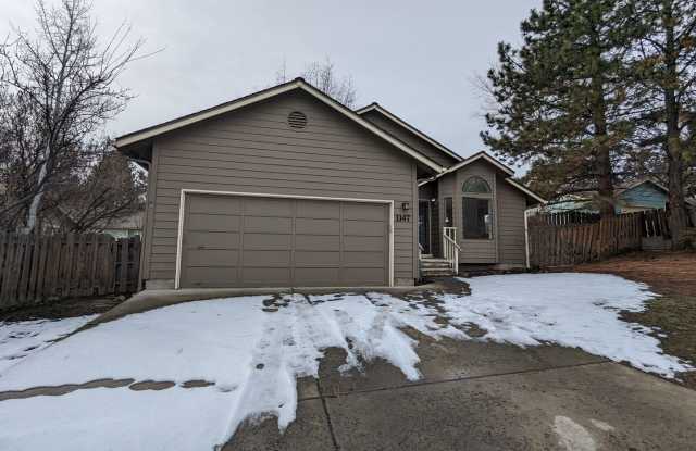 Charming 3x2 on Cul-de-sac with a double-car garage and fenced backyard near Hollinshead Park in NE Bend photos photos