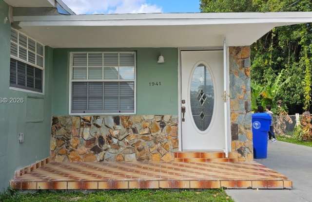 1941-1943 NW 32 St photos photos