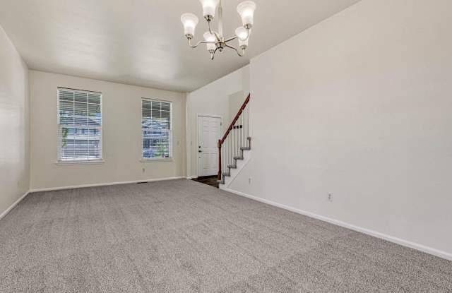 Beautifully updated 4br/3ba home Gallery 4