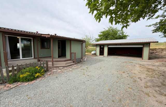 Secluded country home w/ 2-car garage photos photos