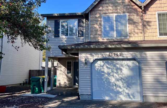 MOVE-IN SPECIAL: Spacious 3-Bedroom Beaverton Home with Attached Garage & Fireplace! Gallery 1