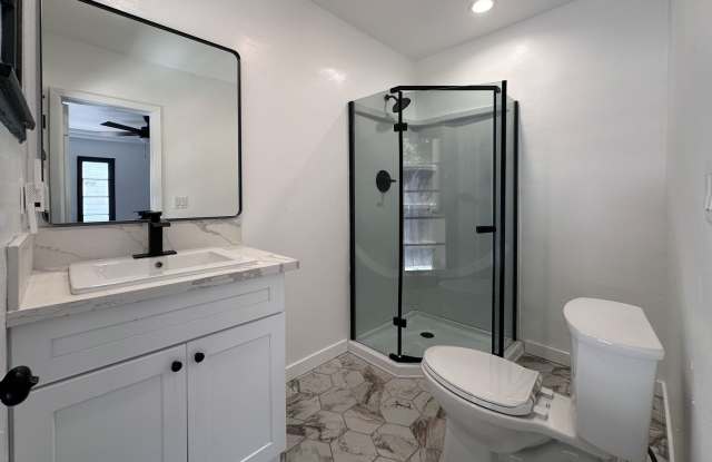 Mid-City West Room Rental With An Assigned Parking Space Gallery 4