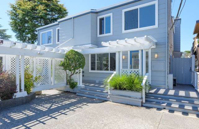 STUNNING UPDATED TOWNHOUSE HOME IN SIDE BY SIDE DUPLEX PROPERTY ON THE WATER Gallery 1