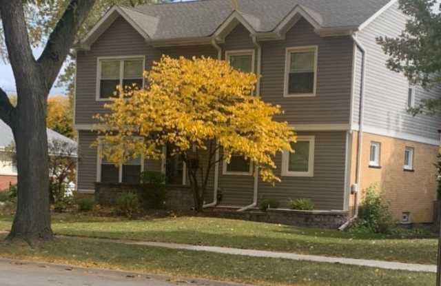 707 North Prospect Manor Avenue - 707 North Prospect Manor Avenue, Mount Prospect, IL 60056