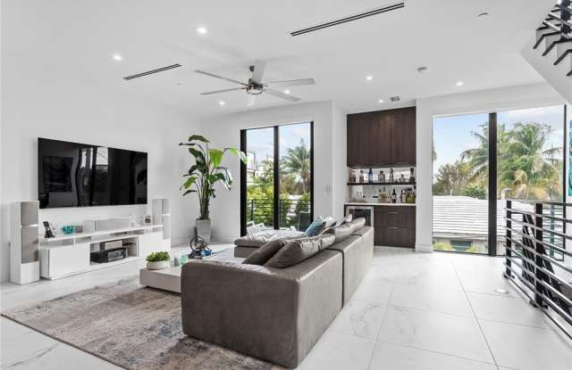 1044 N Victoria Park Rd - 1044 North Victoria Park Road, Fort Lauderdale, FL 33304