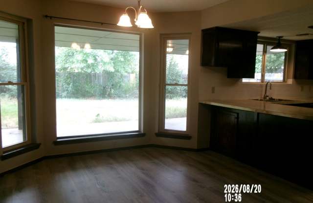 Beautifully Updated 3-Bedroom Home with Spacious Yard & Double Garage Gallery 3
