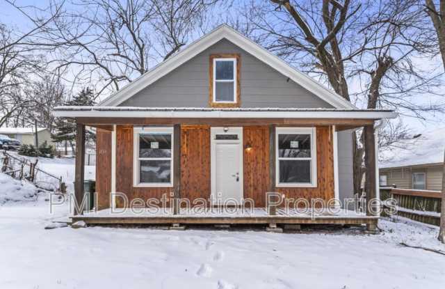 314 Grand Avenue - 314 Grand Avenue, Leavenworth, KS 66048