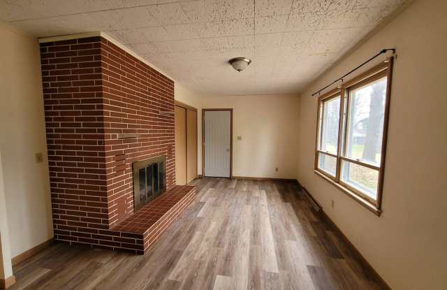 3 bed 1 Bath Single Family Home in Rothschild photos photos