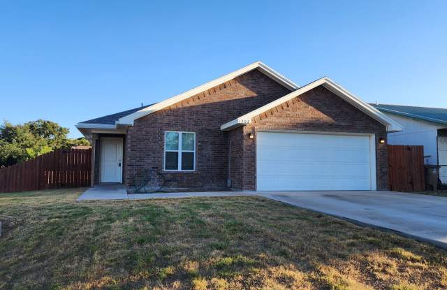 Immaculate 3 bed, 2 bath home close to Goodfellow! Welcome to Your New Home! - 1202 South Concho Park Drive, San Angelo, TX 76903