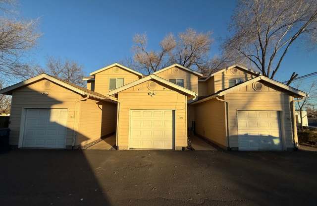 WARM 2 BEDROOM TOWNHOME LOCATED IN SW REDMOND! photos photos