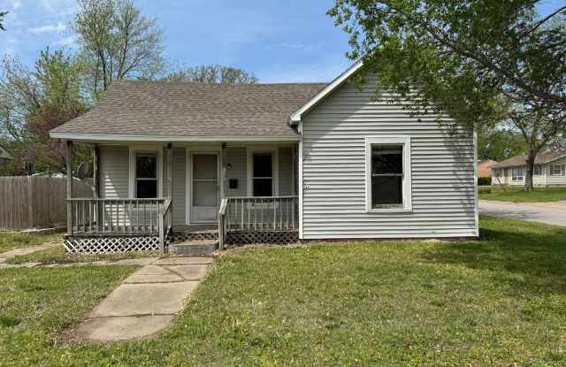 Newly remodeled 2 bed 1 bath for rent - 1224 North Cottonwood Street, Iola, KS 66749