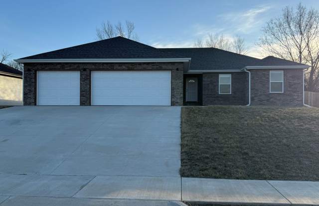 Great spacious home in Willard - 934 Berry Lane, Willard, MO 65781