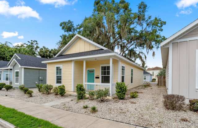 Historic Downtown Living – 3 Bed / 2 Bath Home Gallery 4