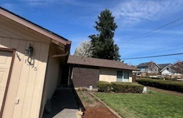 3-Bedroom, 2-Bath Home Convenient Location in South Salem - 1395 Suntree Drive Southeast, Salem, OR 97302
