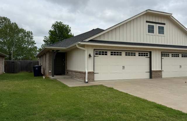 2 Bedroom 2 Bath Duplex Close to Tinker AFB with 2 Car Garage - Lawn Care Included! photos photos