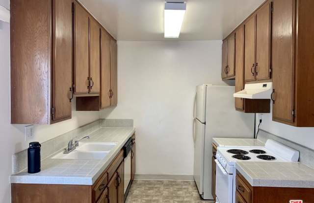 8722 DELGANY Avenue Gallery 4