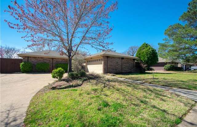 108 Lark Lane - 108 Lark Lane, Euless, TX 76039