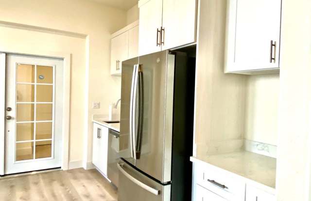 Room For Rent In Excellent Condo Gallery 3