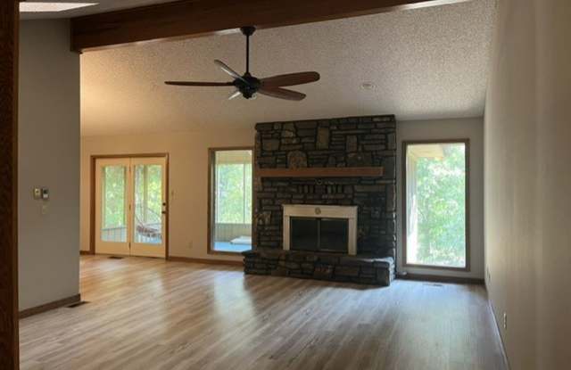 Bella Vista Close to Lake Windsor! Gallery 4
