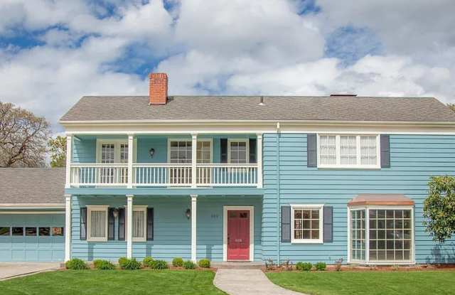 Beautiful 4 bed 3 bath home - 322 W. Chapman Gallery 1