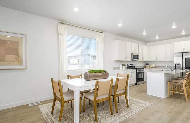 4 Bedrooms, 3.5 bathrooms Saratoga Springs Townhome Gallery 4