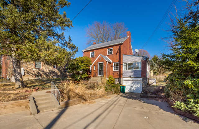 BEAUTIFULLY UPDATED 2-bedroom in O'Hara Township, available for JANUARY 1st!! Gallery 1