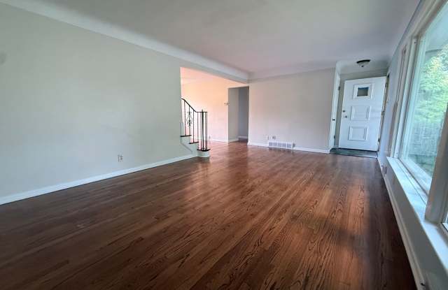 Charming 4 bedroom, Single Family in Beachwood, Ohio! Gallery 3