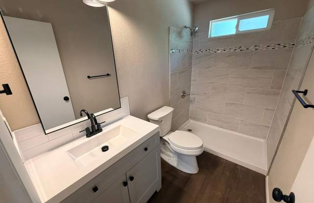 Downtown Loveland 2-Bedroom Home with Huge 2-Car Garage Gallery 4
