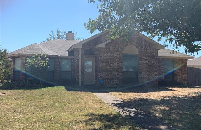 1014 WOODCREST Drive - 1014 Woodcrest Drive, Lancaster, TX 75134