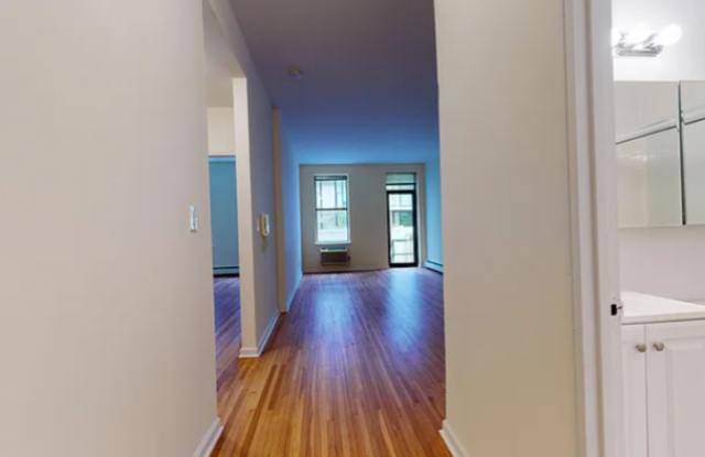 369 W 52nd St Gallery 4