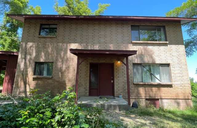 2 bed 1 bath Duplex - Water/Sewer and Garbage Included in Rent! - 611 Addison Street, Klamath Falls, OR 97601 2 bed 1 bath Duplex - Water/Sewer and Garbage Included in Rent! - 611 Addison Street, Klamath Falls, OR 97601