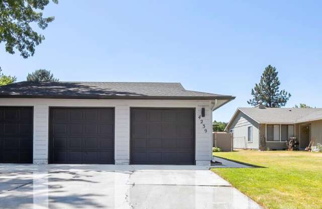 Completely Remodeled 3 Bedroom/1 Bathroom Duplex - Pet Friendly!! photos photos