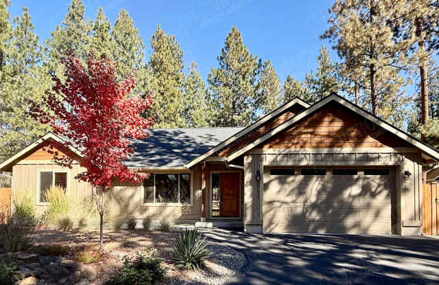 Beautiful single-level 3 BR home on wooded lot near Deschutes River Gallery 1