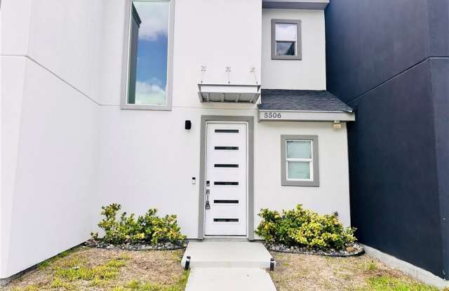 5506 N Crown Point photos photos