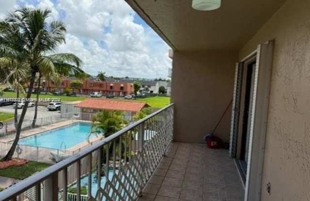 8517 NW 7th St - 8517 Northwest 7th Street, Fountainebleau, FL 33126
