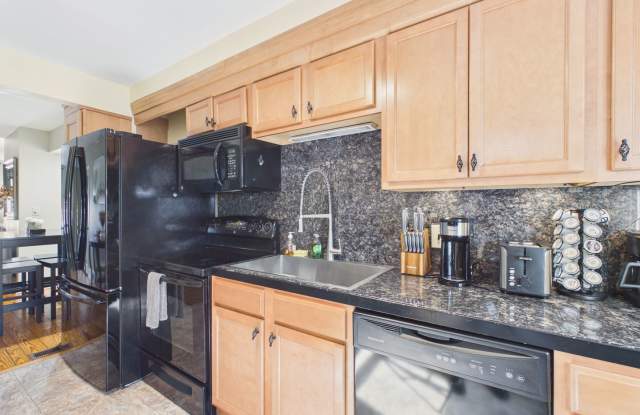 Cute 3 Bedroom on Grand Street Gallery 4