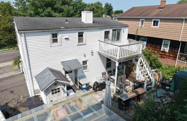 32 Van Buskirk Avenue Gallery 2