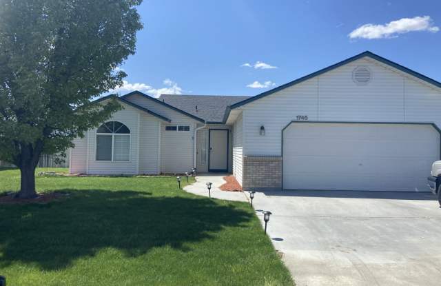 1745 Challis Drive - 1745 Challis Drive, Mountain Home, ID 83647