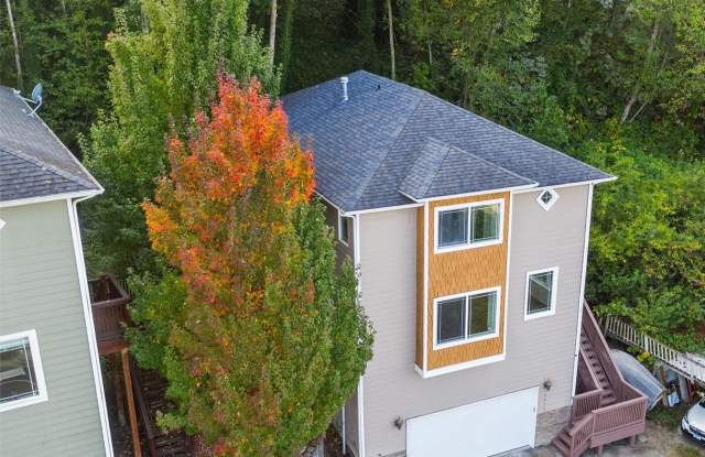 Wide open Eastern views from this near 3,000 sqft house, perched in the trees. photos photos