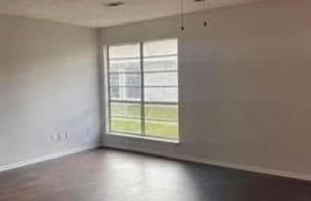 606 Yvonne St, Unit B Gallery 4